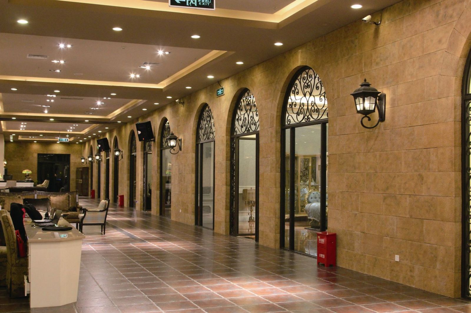 傳百年家具商場(chǎng)  