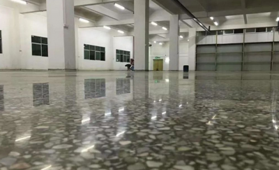 水磨石產(chǎn)生裂縫的原因?水磨石地面裂縫如何預(yù)防？